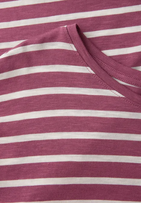 Nahe Ansicht eines rosa-weiß gestreiften T-Shirts mit Rundhalsausschnitt.